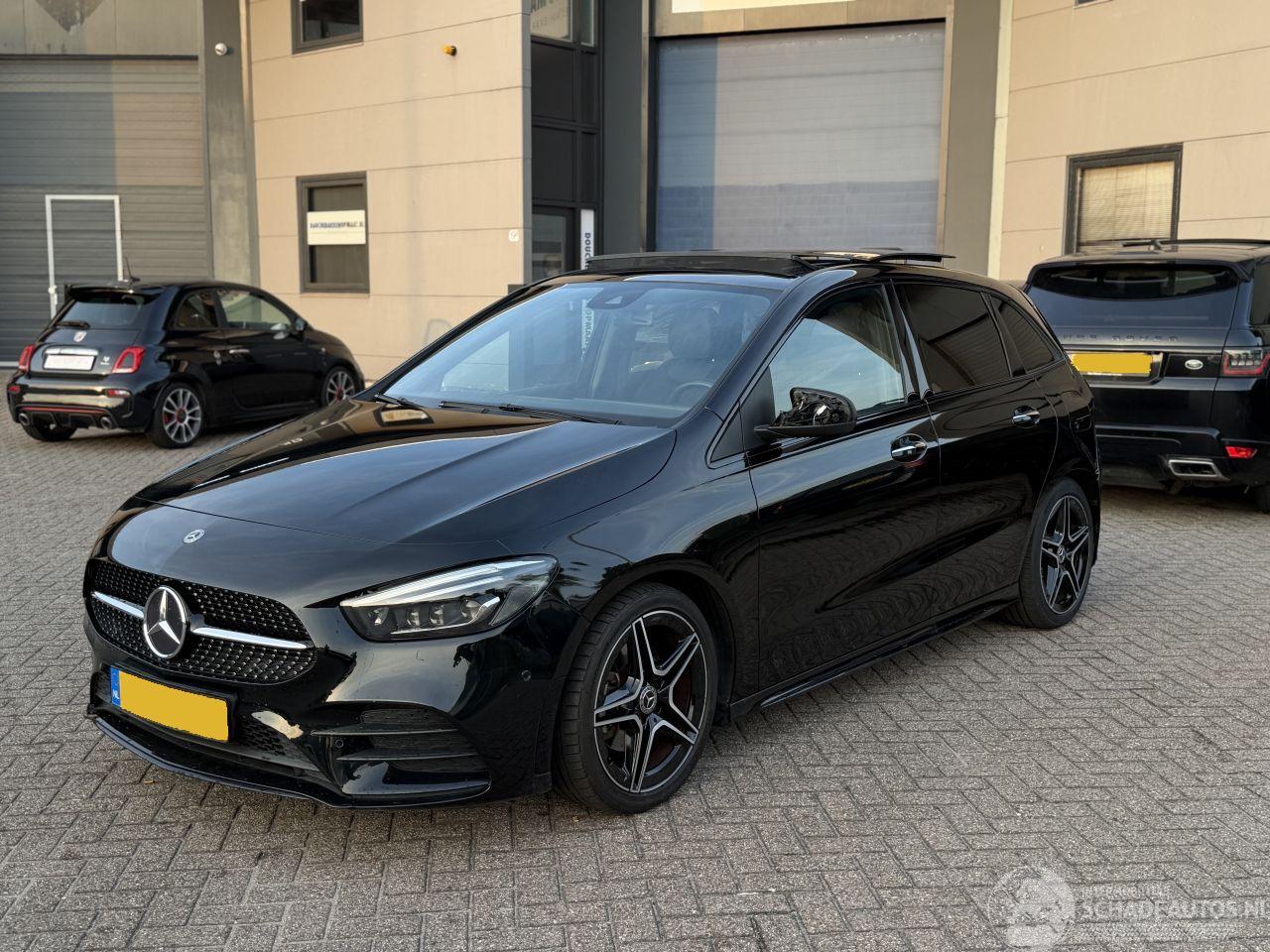 Mercedes B-klasse 180 AMG Pakket NAP Nederlandse Auto! Premium Plus Pano Sfeerverlichting Memory