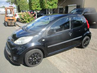 damaged passenger cars Peugeot 107 1.0-12v XS AIRCO 2011/10