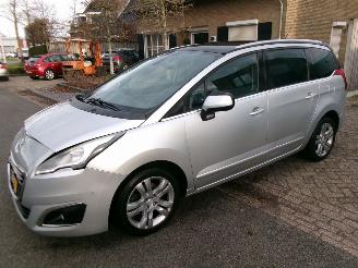 Voiture accidenté Peugeot 5008 2.0 HDiF EXECUTIVE 7 PERSOONS CLIM NAVI PANO 2015/3