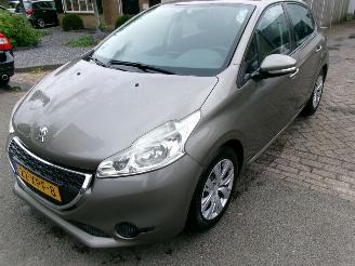 Damaged car Peugeot 208 1.4 VTI ACTIVE CLIMA NAVI 5 DEURS GEEN SCHADE 2012/6