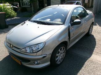 Coche accidentado Peugeot 206 1.6-16V ROLAND-GARROS CABRIO 2004/6