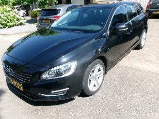 Unfallwagen Volvo V-60 2.4 D6 AWD PLUG-IN HYBRID R-DESIGN 2015/10