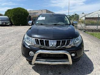 Damaged car Mitsubishi L-200 2.4 DI-D 2017/10
