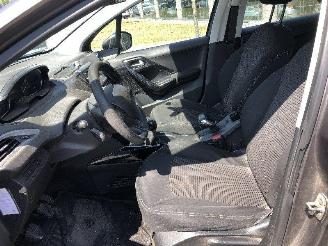 Peugeot 2008 1.2 picture 6