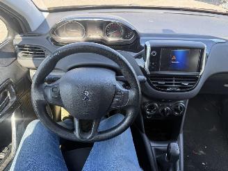 Peugeot 208  picture 17