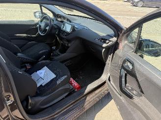 Peugeot 208  picture 13