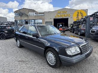 uszkodzony samochody osobowe Mercedes 200-serie 124 1990/4