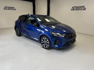 Vaurioauto  passenger cars Renault Clio TECHNO 2025/8