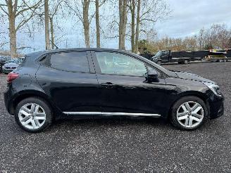 Vaurioauto  passenger cars Renault Clio V ZEN 2021/2