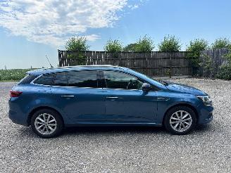 Damaged car Renault Mégane IV GRANDTOUR 2018/5