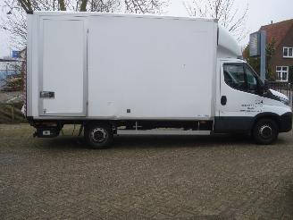 krockskadad bil bedrijf Iveco Daily MEUBELBAK-KLEP AUTOMAAT 115KW EURO 6 2018/10
