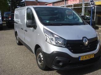 krockskadad bil bedrijf Renault Trafic AIRCO-NAVI  EURO 6 2016/9