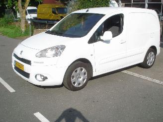 Damaged car Peugeot Partner 1.6HDI 3 ZITTER AIRCO-NAVIGATIE 2014/8