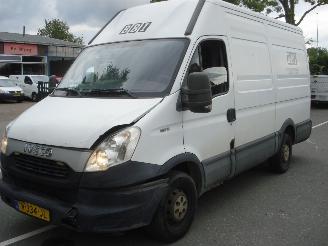 skadebil bedrijf Iveco Daily 35S15V 2.3 107KW 2015/3