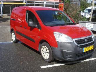 krockskadad bil bedrijf Peugeot Partner EURO 6 AIRCO 1.6hdi 2017/5