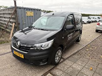 krockskadad bil auto Renault Express 1.5 dCi  95-Comfort 2021/10