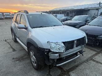 Damaged car Dacia Duster 1.6 Lauréate 2wd 2011/10