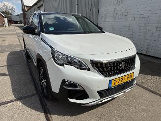 Vaurioauto  passenger cars Peugeot 3008 1.2 PT Allure 2018/11