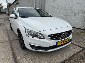 uszkodzony samochody osobowe Volvo V-60 2.0 D2 R-Design Automaat 2015/11