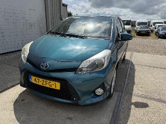 damaged passenger cars Toyota Yaris 1.5 Full Hybrid Dynamic 2012/11