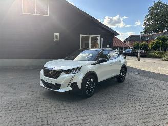 Schadeauto Peugeot 2008 GT LINE 130 PK AUTOMAAT NAVI CLIMA CAMERA B.J 2022 2022/1