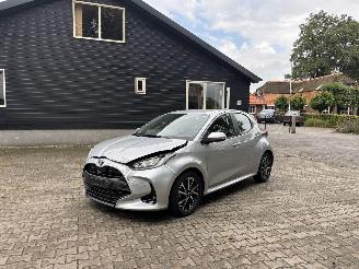 Vaurioauto  passenger cars Toyota Yaris 1.5 HYBRIDE AUTOMAAT HEAD UP NAVI CLIMA CAMERA LED B.J 08-2022 2022/8