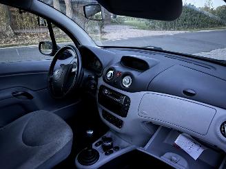 Citroën C3 1.4 Ambiance 5-drs Stuurber Elec pakket Trekhaak B.J 2003 Apk april 2027 doffe lak picture 9