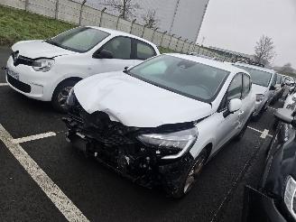 damaged passenger cars Renault Clio  2022/5