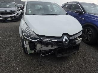 Vaurioauto  passenger cars Renault Clio dci 90 2015/12