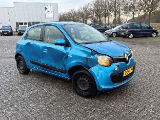 damaged passenger cars Renault Twingo 1.0 SCe 70 12V Hatchback 4Dr Benzine 999cc 52kW (71pk) RWD 2014-09 (AHB0; AHB1; AHB3; AHB4; AH0BE2M7) H4D400; H4DA4 2015/1