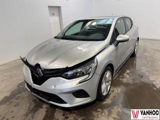 damaged passenger cars Renault Clio  2022/1