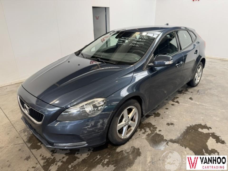 Volvo V-40 
