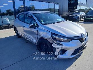damaged passenger cars Renault Clio  2022/7