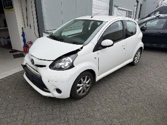 uszkodzony samochody osobowe Toyota Aygo 1.0 VVT-i Aspiration 2012/12