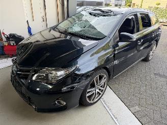 Damaged car Toyota Auris Touring Sports 1.8 hybrid 2014/5