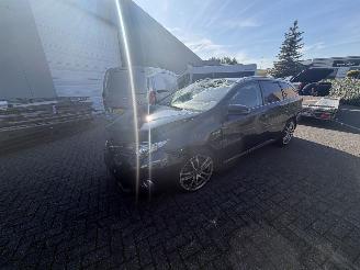 Vaurioauto  passenger cars Toyota Auris Touring Sports 1.8 hybrid 2014/5