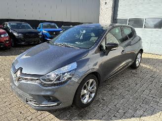 Vaurioauto  passenger cars Renault Clio RENAULT CLIO 1.5D 2017 2017/1