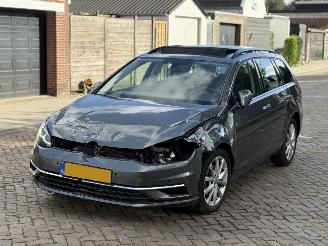 Schadeauto Volkswagen Golf 1.5 TSI Pano AUTOMAAT 2017/1