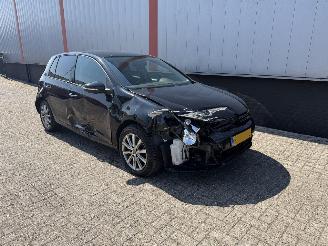 damaged passenger cars Volkswagen Golf 1.6 TDI Comfortline BlueMotion 2011/1
