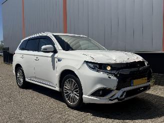 Damaged car Mitsubishi Outlander 2.5 PHEV Intense + 2020/1