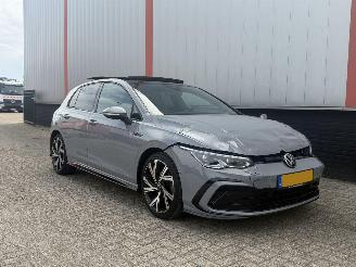 Schadeauto Volkswagen Golf 1.5 eTSI R Line PANO 2020/1