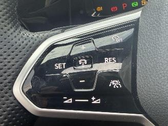 Volkswagen Golf 1.5 eTSI R Line PANO picture 18
