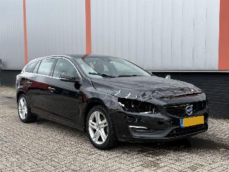 uszkodzony samochody osobowe Volvo V-60 2.0 T3 Nordic + 2017/1