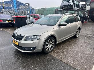 krockskadad bil auto Skoda Octavia 1.6 TDI / DSG / 2014/1
