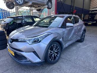 damaged passenger cars Toyota CH-R 1.8 HYRBIDE 2018/1