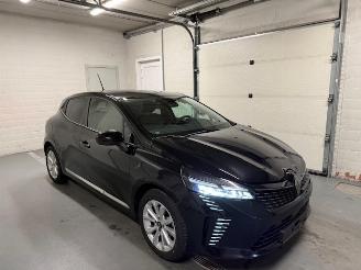 damaged passenger cars Renault Clio  2025/7