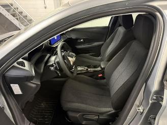 Peugeot 208  picture 10