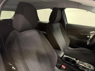 Peugeot 208  picture 13
