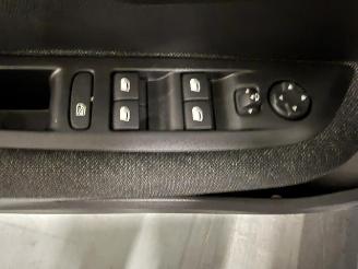 Peugeot 208  picture 11