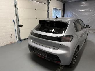 Peugeot 208  picture 7
